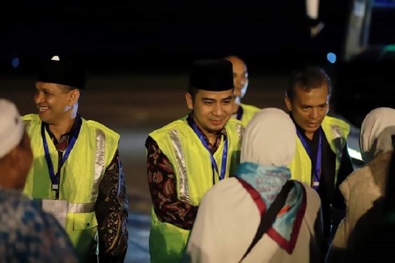 Wakil Walikota Ramadhani Kirana Putra saat menyambut kedatangan 106 Jamaah Haji Kota Solok.